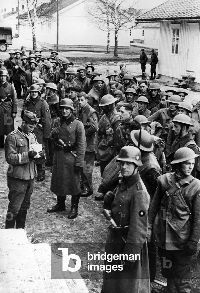 Image of British prisoners of war in Trondheim, 1940 (b/w photo)
