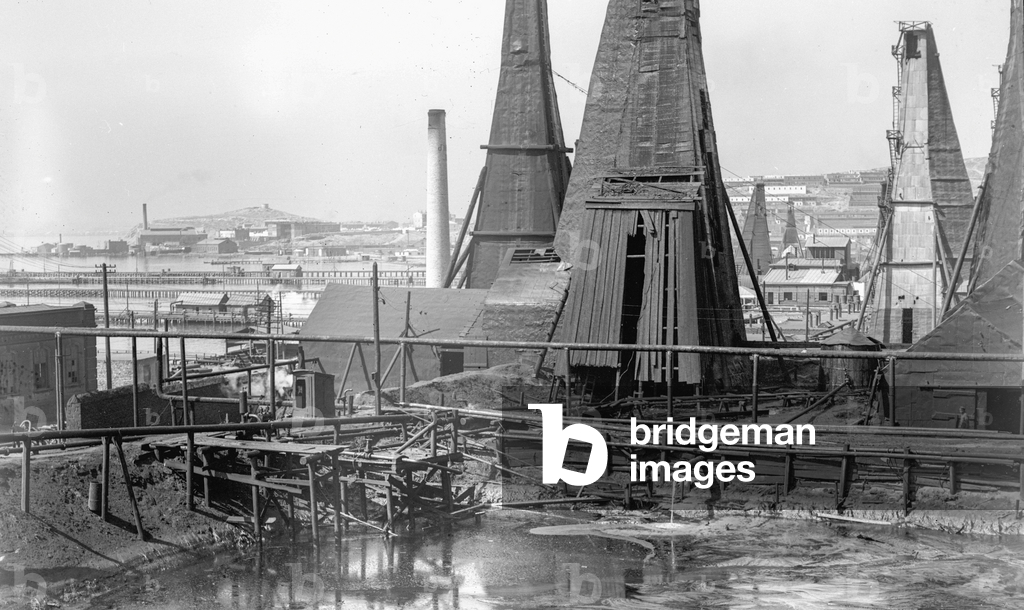 Oil pond and derricks among the Baku oil fields , the world's largest petroleum produ…, 1908 (photo)