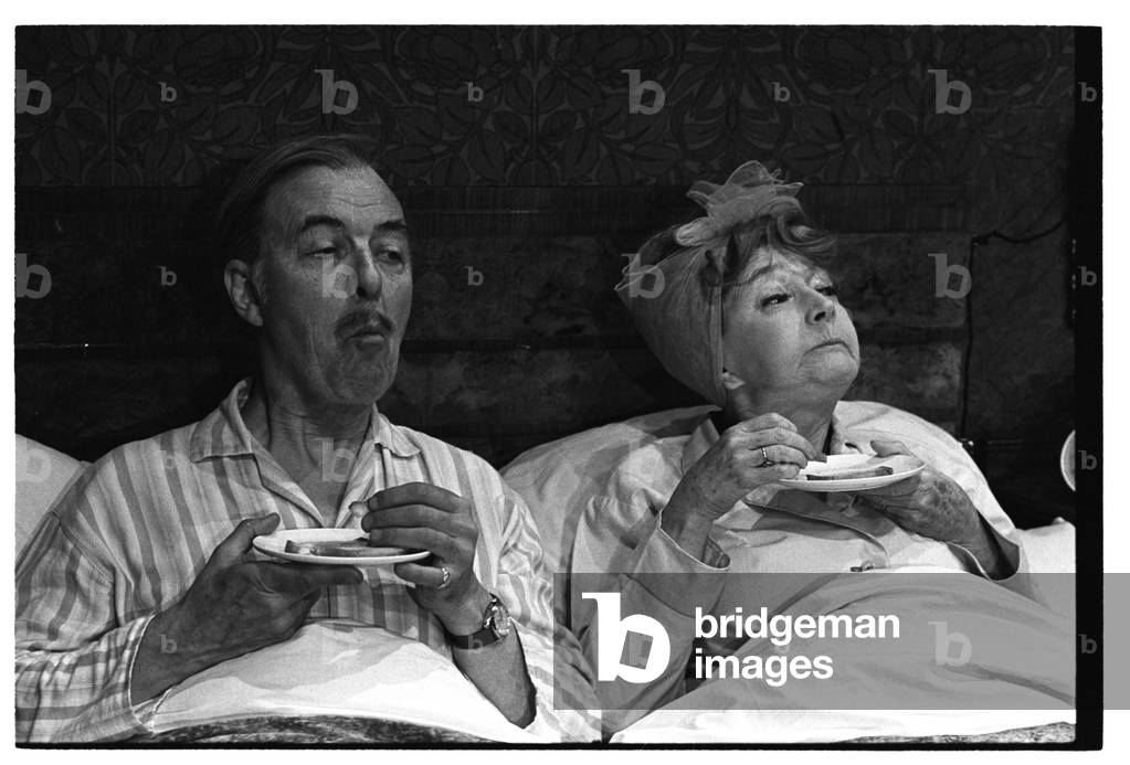 Immagine di Fotografia "La farsa della camera da letto" di John Haynes, b/w