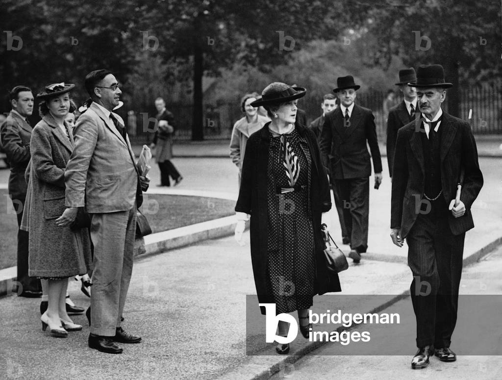 Immagine di Fotografia "Arthur Neville Chamberlain e sua moglie su una passeggiata mattutina a Londra" 1939, b