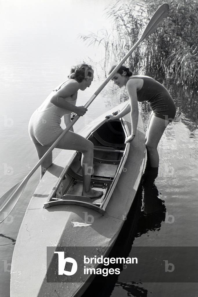 Bild von Fotografie "Zwei junge Frauen ziehen ein Boot", b/w