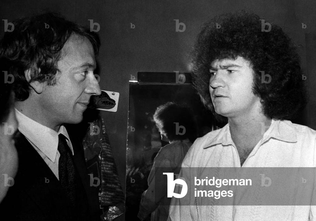 Bild von Fotografie "Sänger Robert Charlebois (R) in seiner Umkleidekabine im Olympia in Paris Mit Jean-Pierre