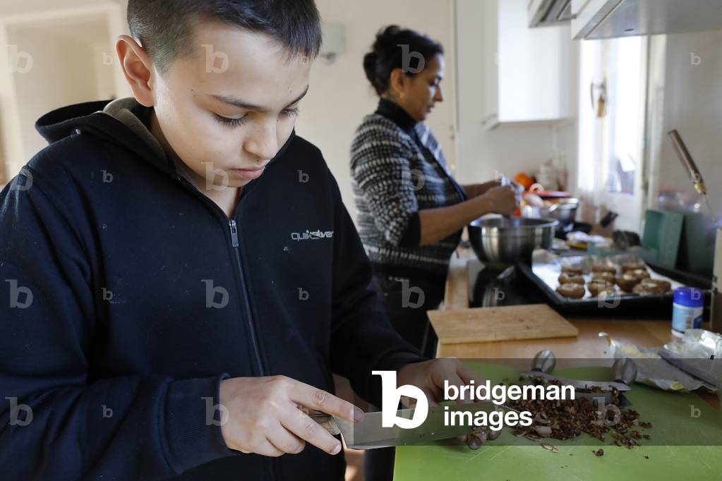 Bild von Fotografie "Junge schneidet Gemüse in Montrouge" 2020