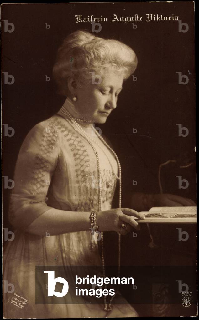 Kaiserin Auguste Viktoria beim Lesen, Perlenkette