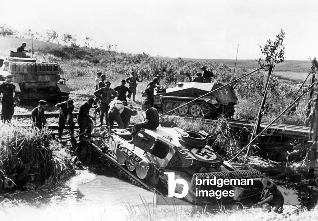 Image of German tanks on the Eastern Front, 1941 (b/w photo)