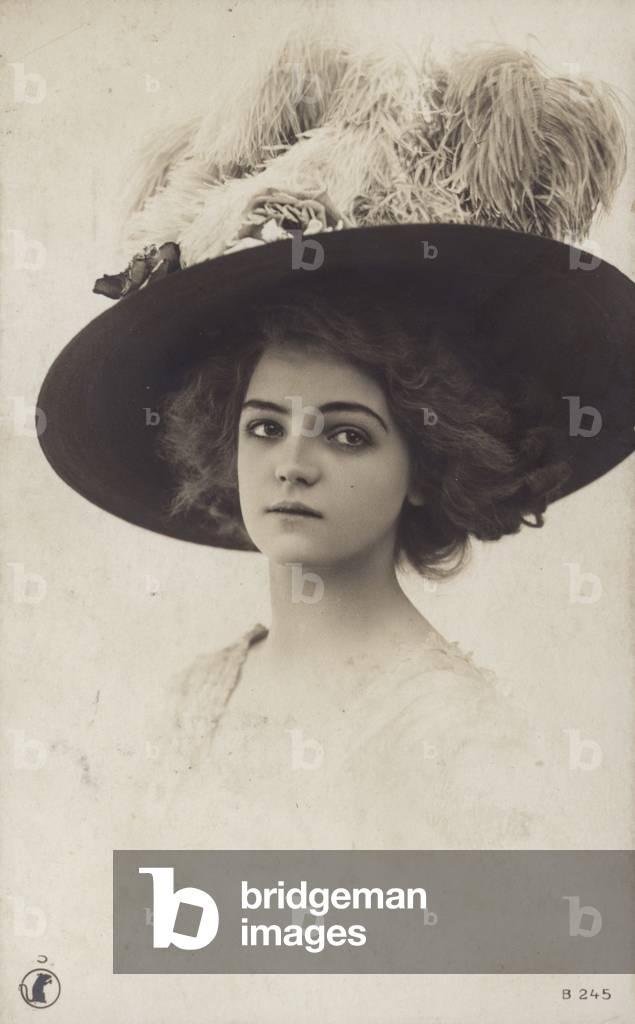 Donna che indossa un grande cappello (foto b/n)