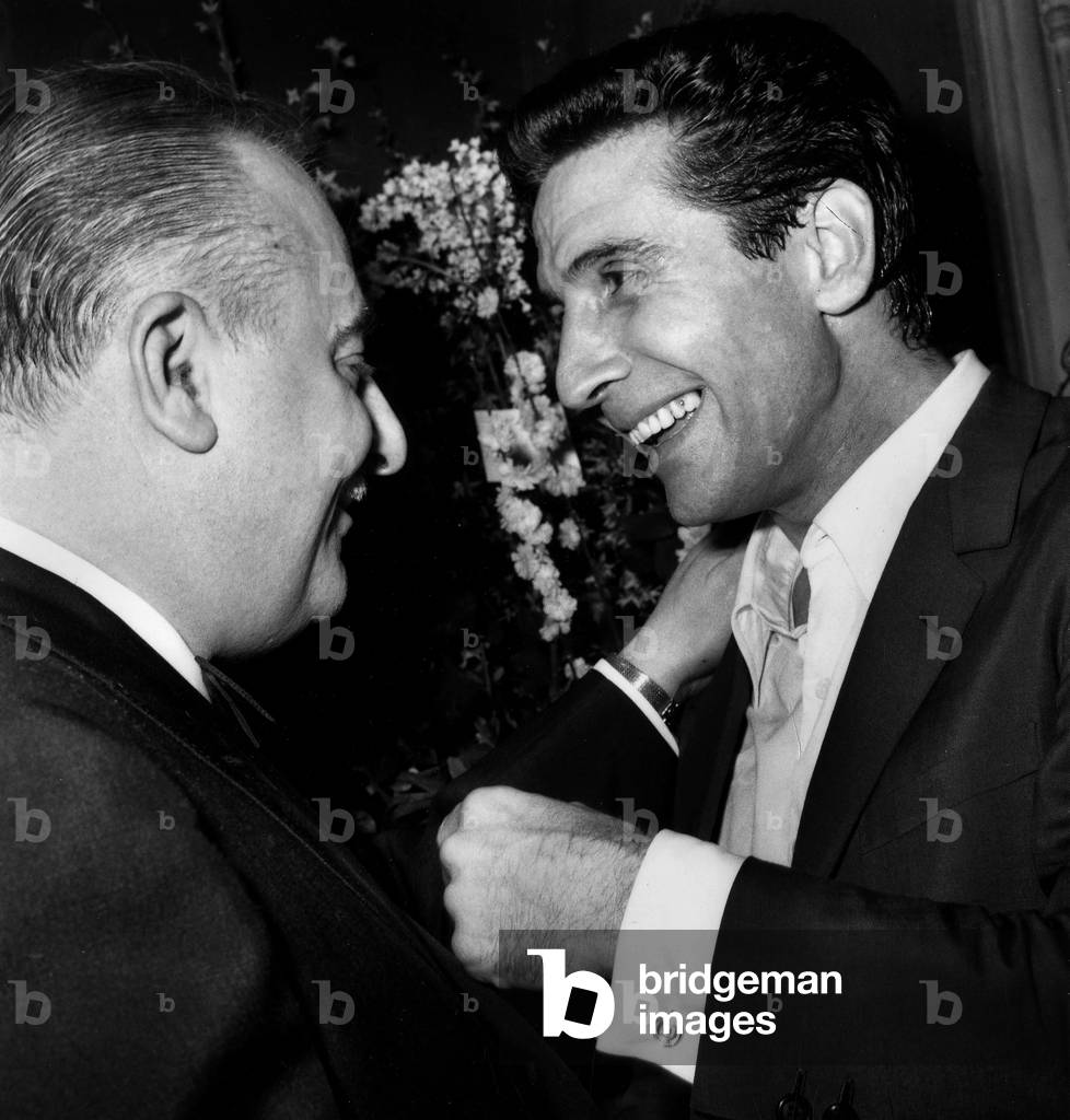 Bruno Coquatrix e Gilbert Becaud all’Olympia di Parigi, 4 febbraio 1966 (foto)