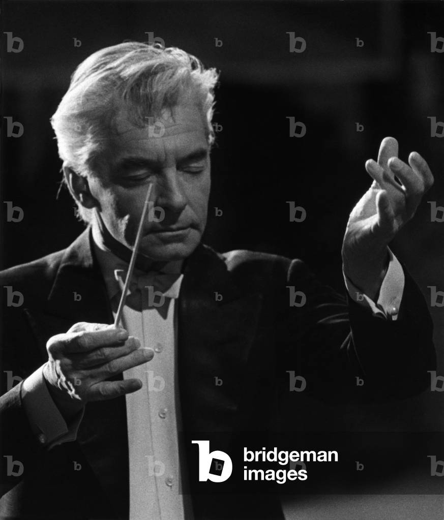 Herbert von Karajan dirige con testimone. Direttore d'orchestra austriaco, 5 aprile 1908 - 16 luglio 1989.