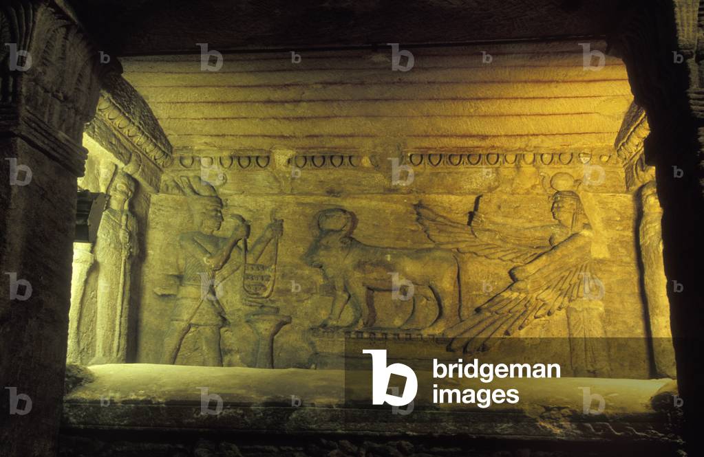 Szene aus den Katakomben von Kom El Shoqafa (Hügel der Scherben) Alexandria, Ägypten (Foto)