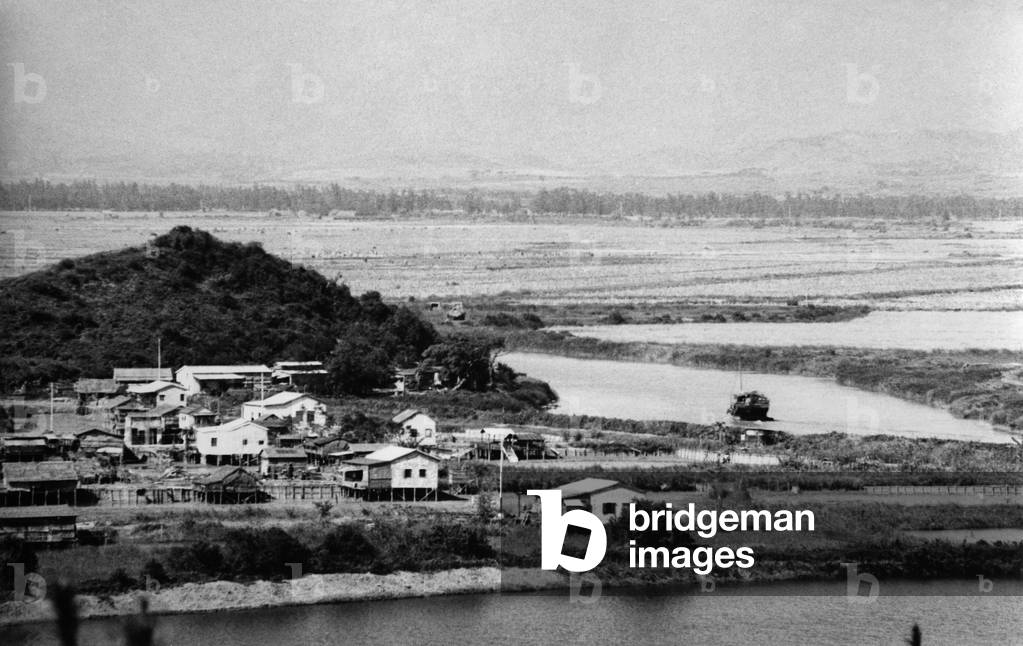 "Un villaggio cinese vicino all'acqua (foto b/n)", b/w