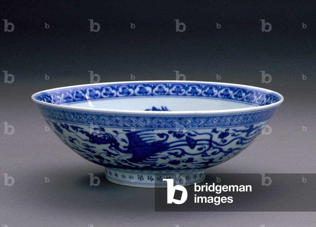 Ciotola con disegno di fenici su un terreno Lotus Scroll, c.1600 (porcellana con sottosmalto blu)