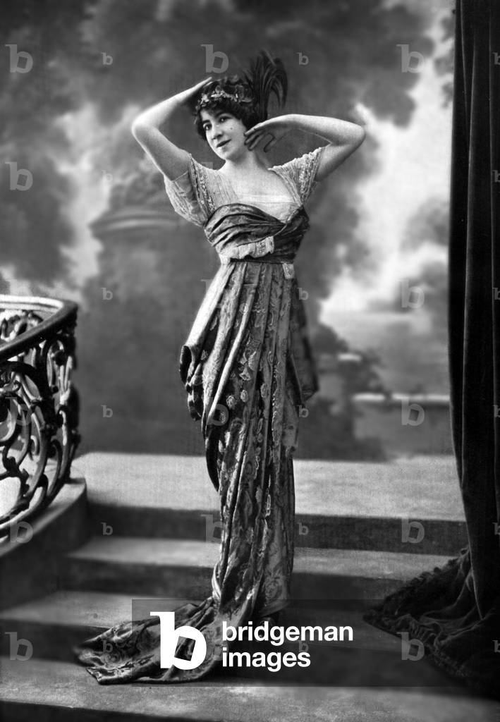 French comedian Melle Saravia, b/w