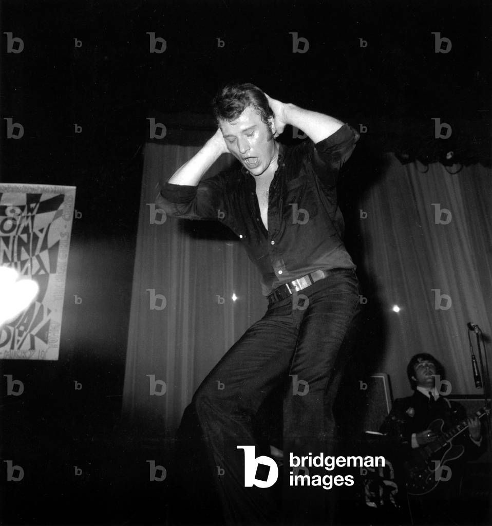 Image de Photographie représentant Johnny Hallyday en concert à l'Olympia à Paris le 19 octobre 1966 (photo) 1