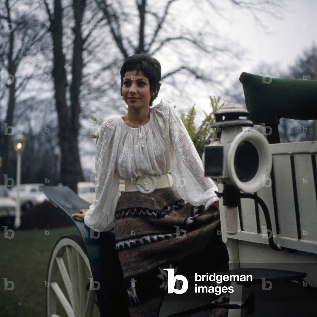 Die israelische Sängerin und Schauspielerin Esther Ofarim posiert vor einem weißen Trainer, um 1969