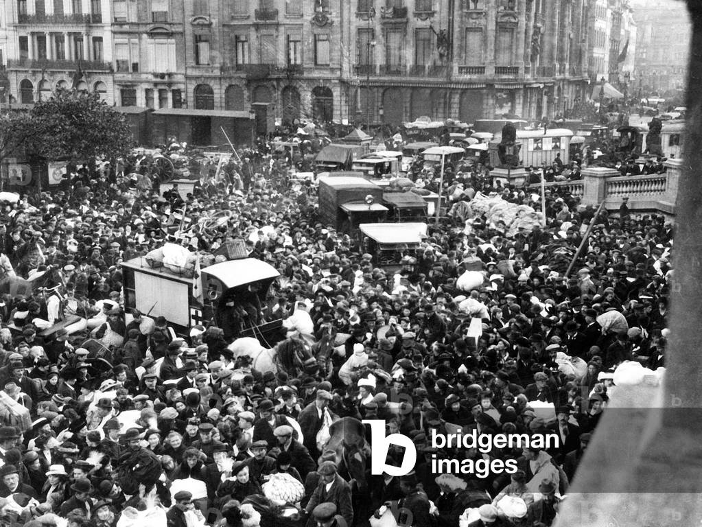 Immagine di Fotografia "Gli abitanti di Anversa nelle strade durante la Grande Guerra" 1914, b/w