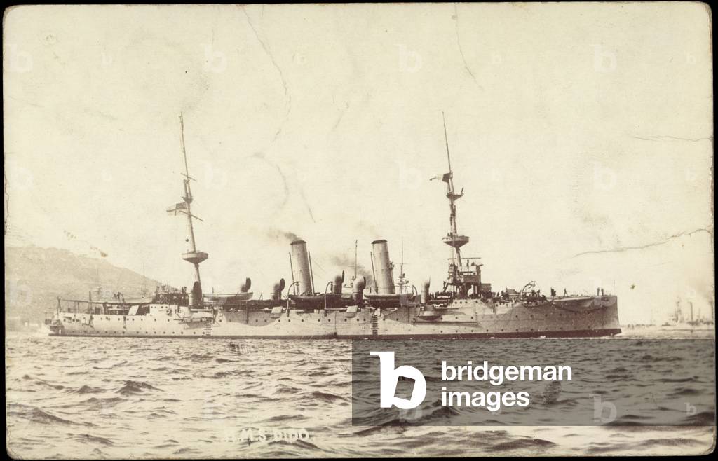 "Kriegsschiff H. M. S. Dido nahe der Küste", b/w