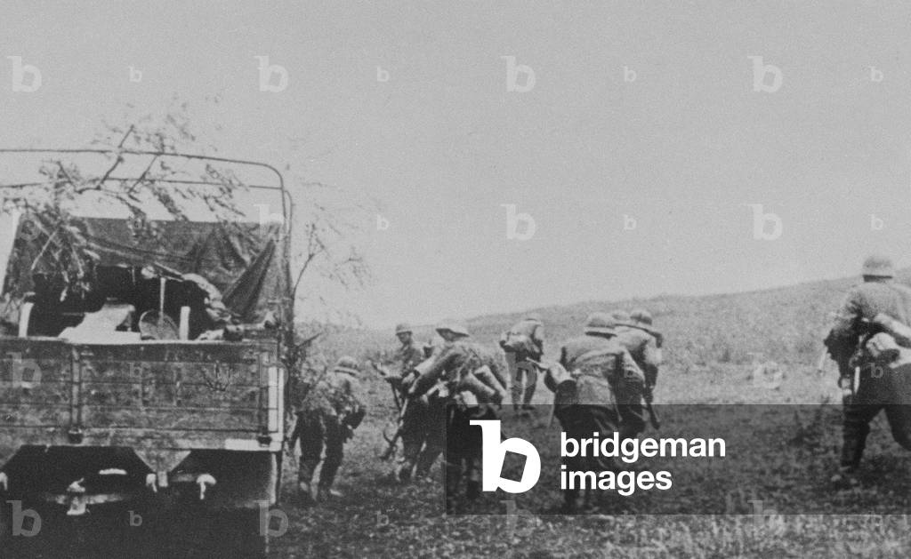 Image of German infantry attacking on the Eastern Front 1941 (b/w photo)