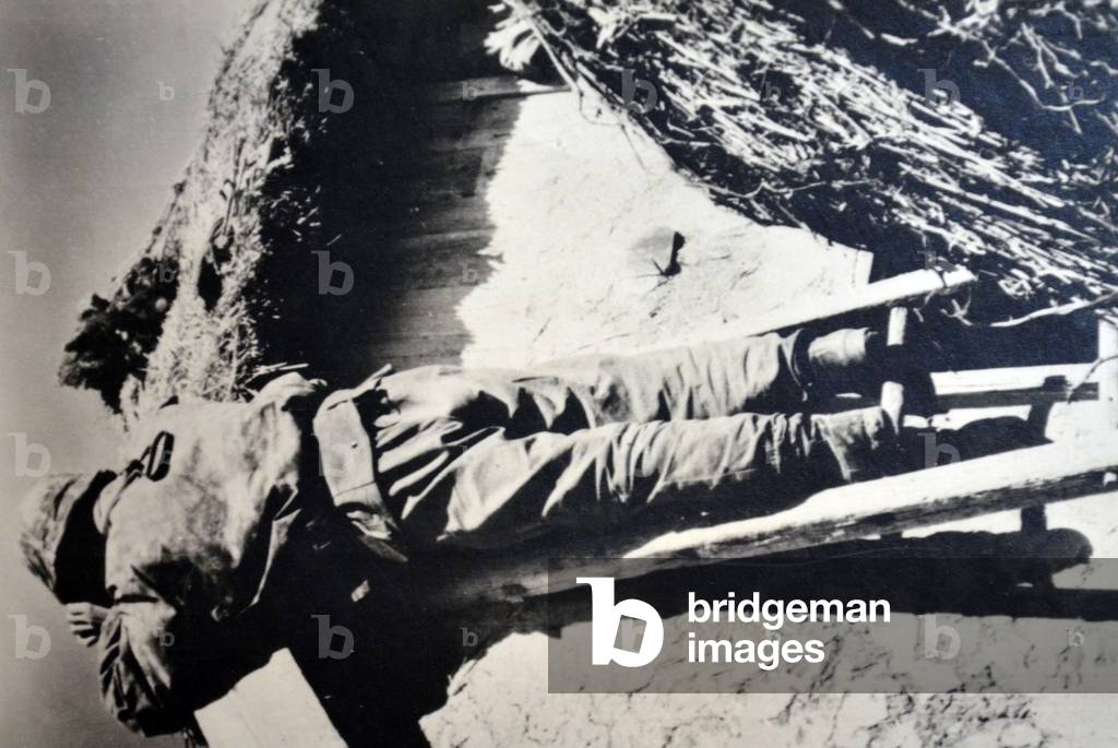 Image de Photographie représentant Seconde Guerre mondiale : Un observateur allemand prend une position de gue