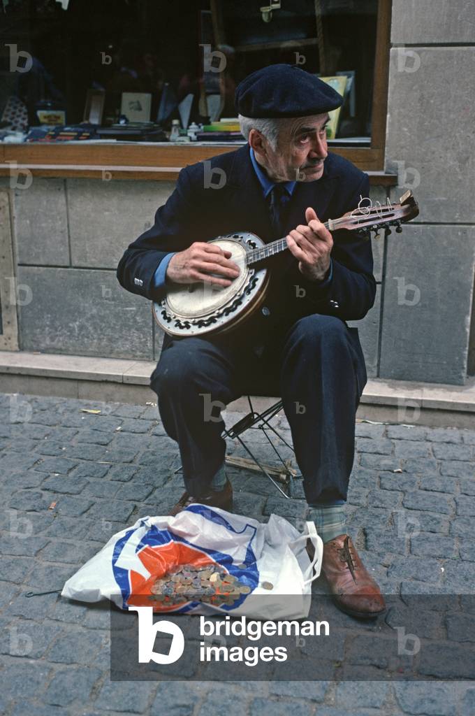 "Musicista di strada che suona banjo a Parigi"