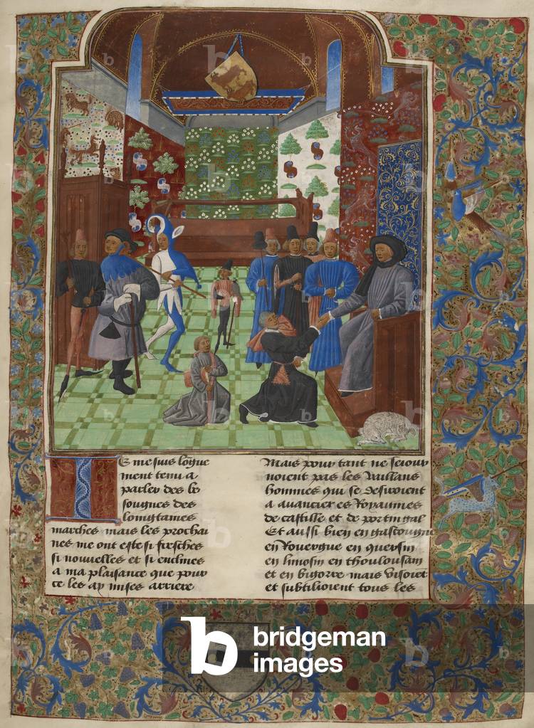 Froissart, gefolgt von einem Diener mit einem Buch, kniet, um den Comte de Foix zu grüßen. Die Arme von Béarn 