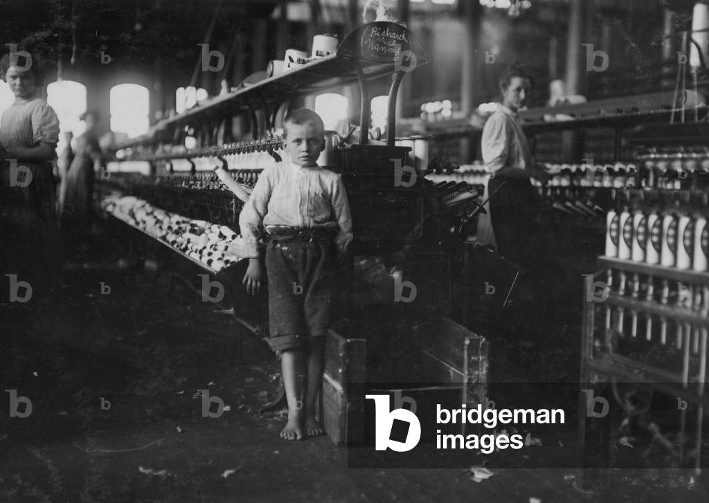 Leo, 122 cm hoch, 8 Jahre alt. Picks up bobbins in Elk Cotton Mills. 1910 (Foto)