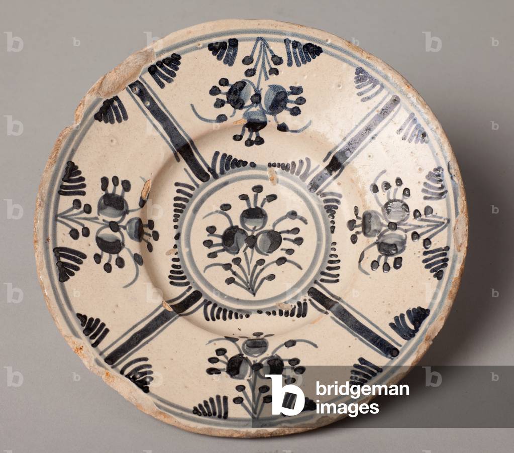 Un plat. Travail en céramique. Décoration bleue. Barcelone. Fin 18ème - début 19ème siècle. Numéro d'inventair
