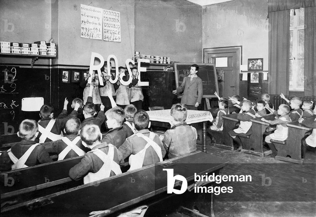 Immagine di Fotografia "Insegnamento in una casa per bambini" 1927, b/w