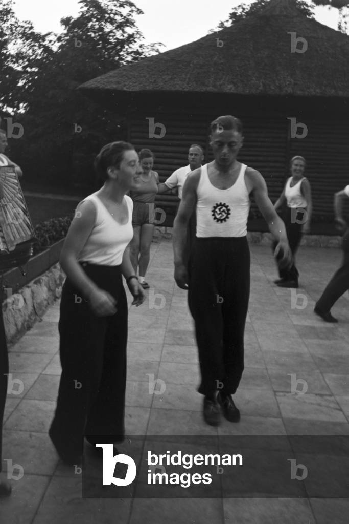 La gente che balla davanti ai rifugi forestali al club sportivo di Belzig in Brandeburgo, Germania anni '30 (f