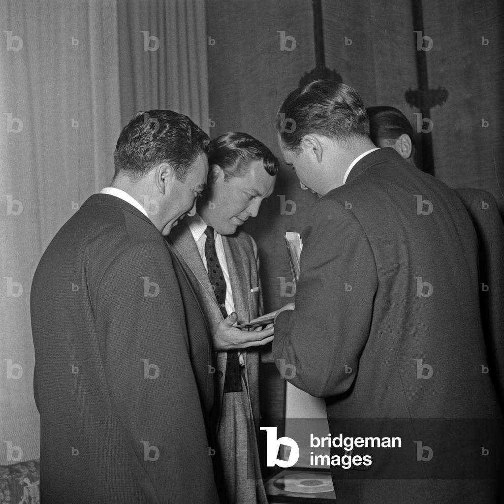 "American Rock n Roll cantante Bill Haley riceve il disco d'oro per la sua canzone «Rock Arount The Clock»", b