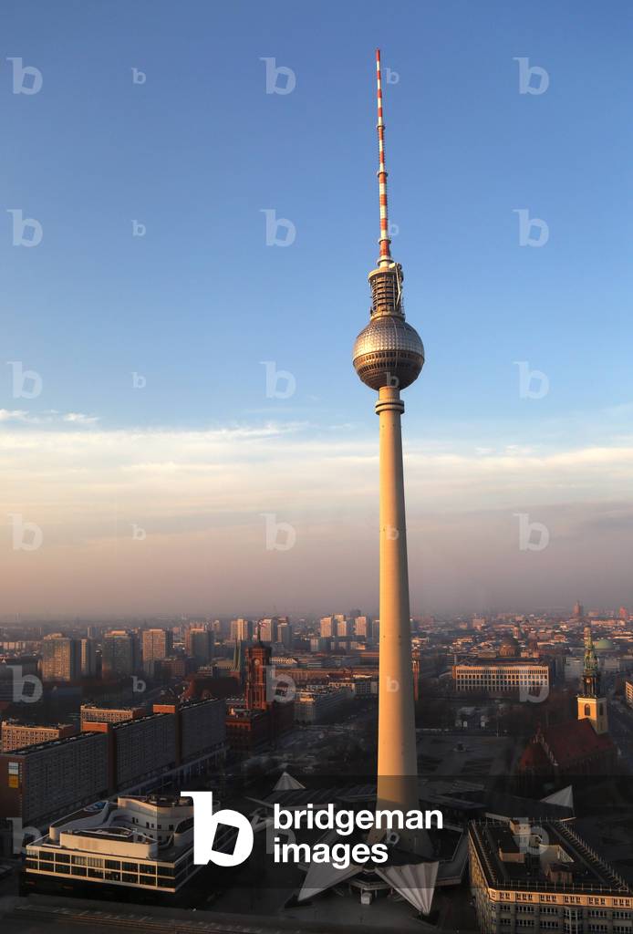 04 03 2018 Berlin Deutschland GER Der Berliner Fernsehturm am Abend 20 Jahrhundert Alex Al