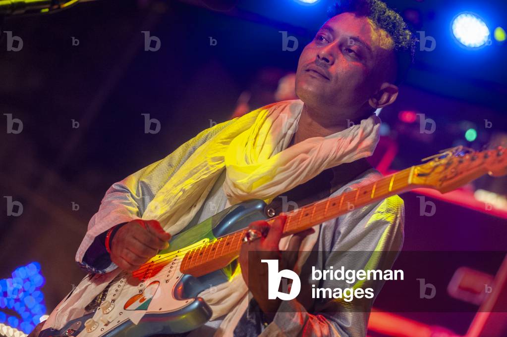 Bild von Fotografie "Bombinos Bandgitarrist tritt beim Carpino Folk Festival in Apulien" 2017