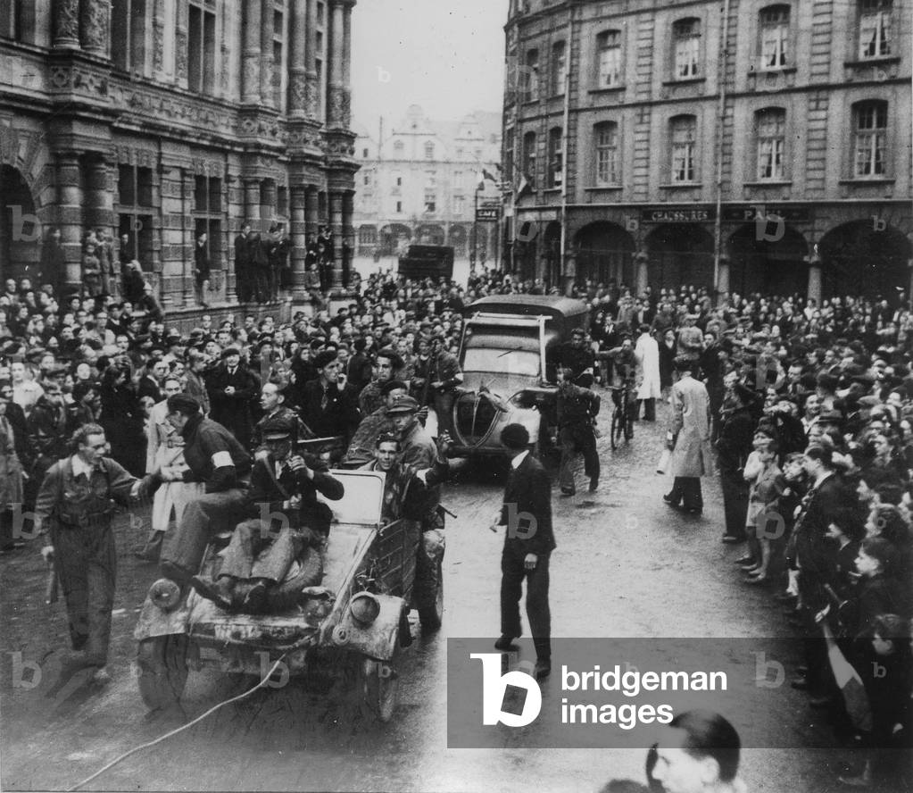 Immagine di Fotografia "Soldati che viaggiano attraverso folle di civili" 1942, b/w