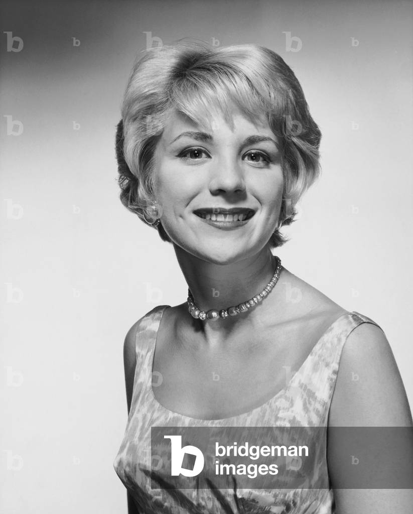 Immagine di Fotografia "Ritratto di giovane donna sorridente", b/w