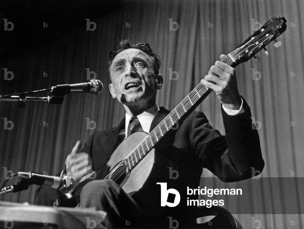 Bild von Fotografie "Priester Aime Duval (1918-1984) singt in Paris" 1972, b/w
