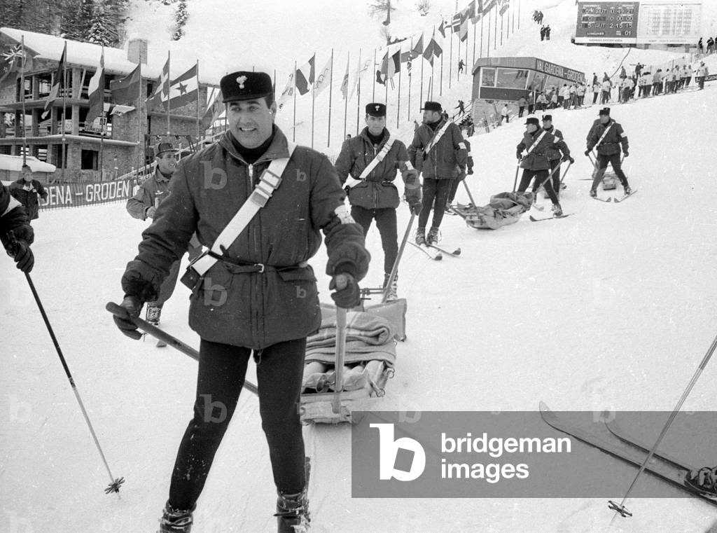 Bild von Fotografie "Retter des Roten Kreuzes während einer Übung auf einer Piste" 1970