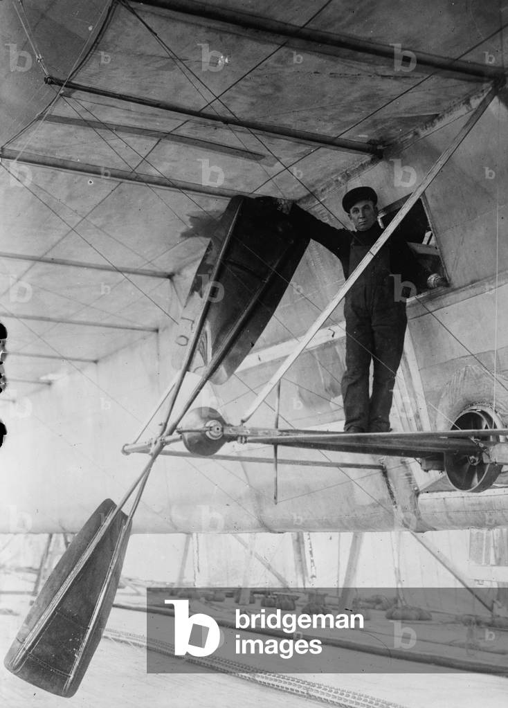 Immagine di Fotografia "Uomo in posa accanto all'elica di Wellman nave aerea", b/w