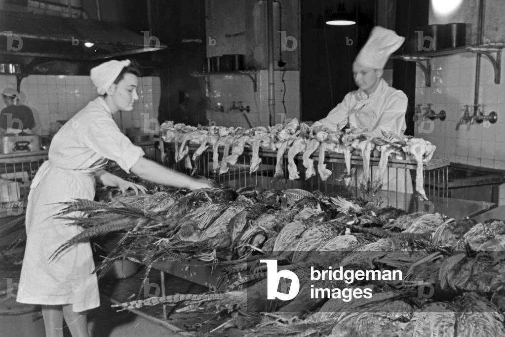 Bild von Fotografie "Zwei Köche mit frischem Geflügel in der Küche eines Restaurants", b/w