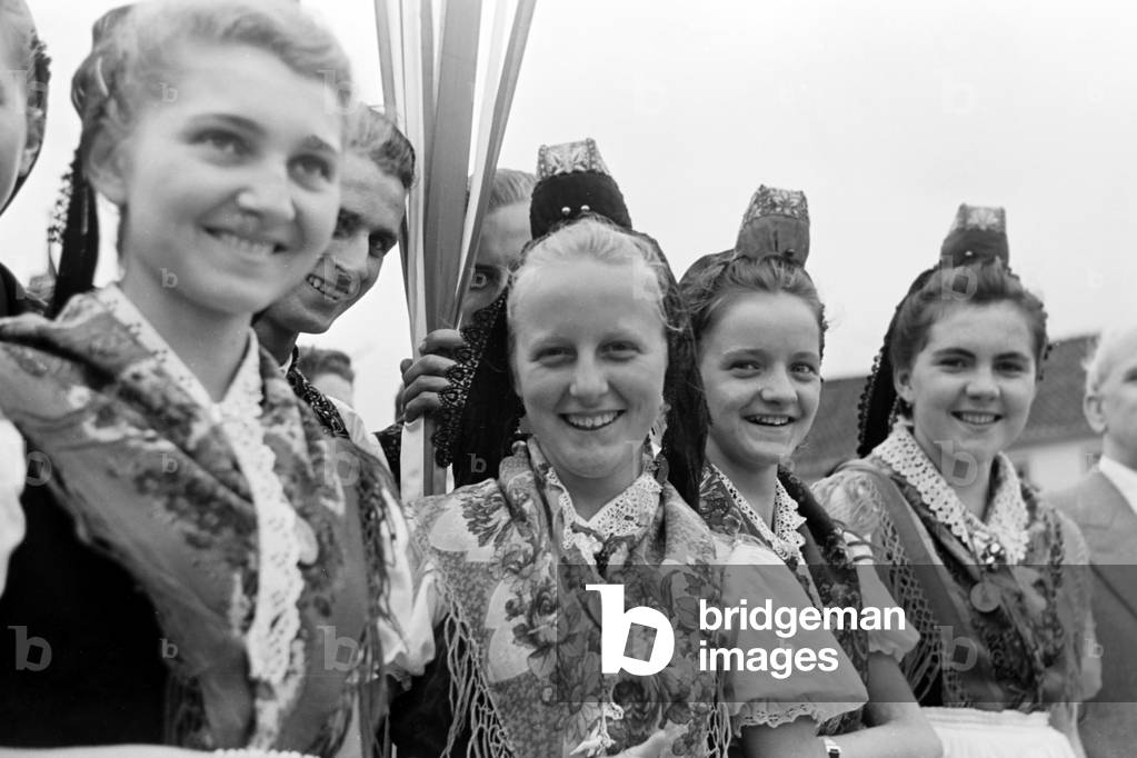"Donne in costume al Volksfest" 1960