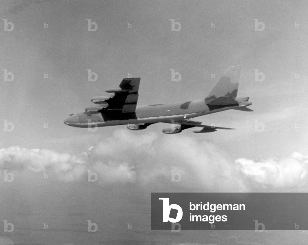 Immagine di Fotografia "Immagine vintage di B-52 camuffato (foto in b/n)", b/w