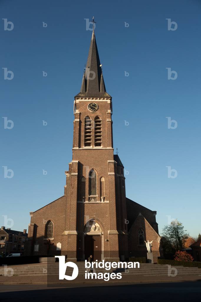 "Pfarrkirche (Sint-Eligiuskerk Moen). Exterieur. Fassade mit dem Turm."