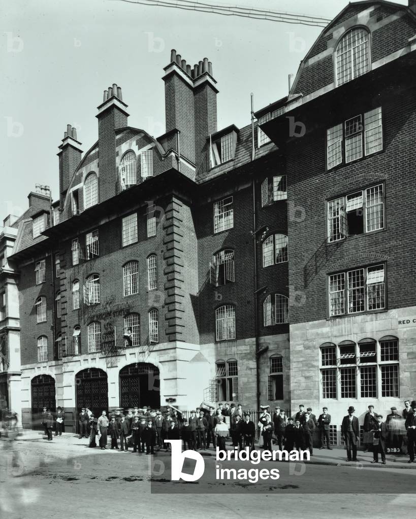 Red Cross Street Fire Station: esterno e gruppo, 1907 (foto b/n)