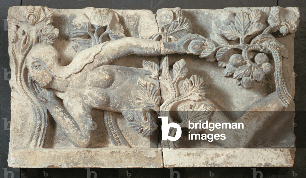 La tentazione di Eva. Architrave in pietra calcarea ... (pietra calcarea)