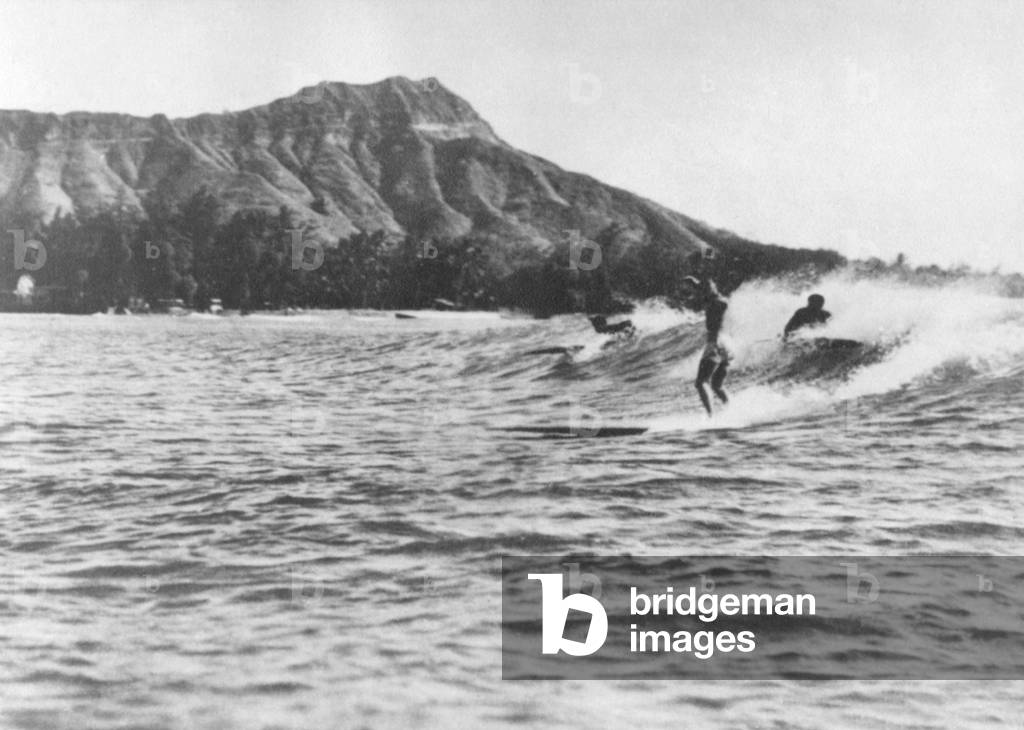 Immagine di Fotografia "Surfisti alle Hawaii con testa di diamante sullo sfondo", c.1920s di Hawaiian Photogra