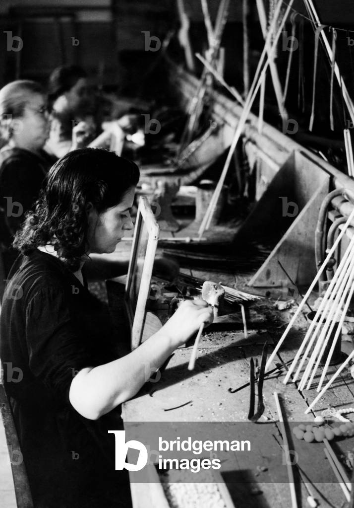 Perlenverarbeitung, Venedig, 1920-30 (s/w Foto)