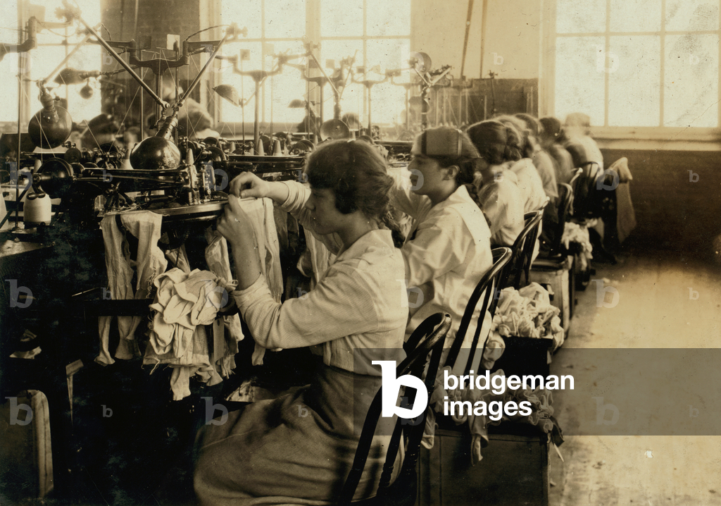 Immagine di Fotografia "Ragazze che fanno calze negli Ipswich Mills a Boston" 1917 di Lewis Wickes Hine