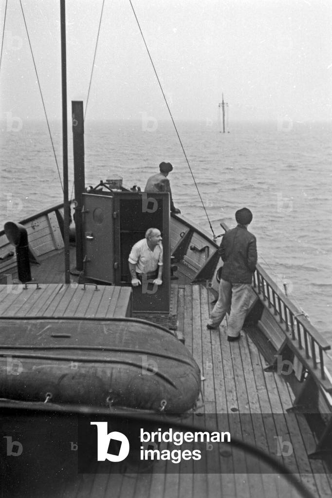 Immagine di Fotografia "I lavoratori navali cercano un relitto" 1950