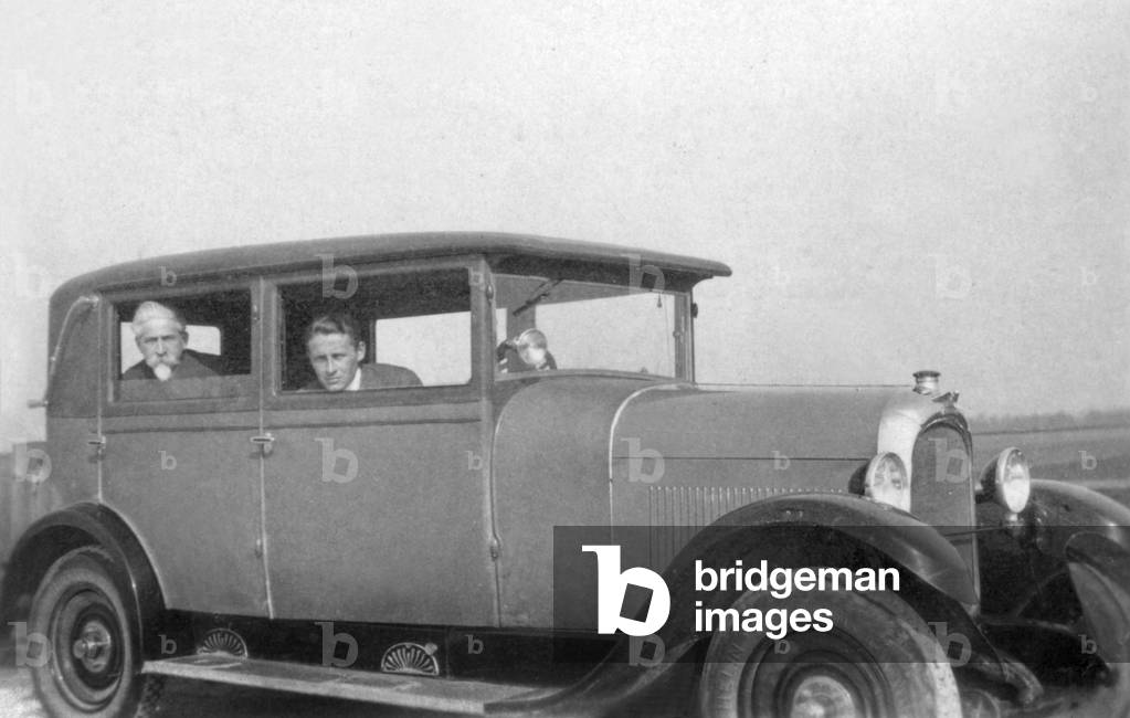 Paul-Emile Victor ed Eric, suo padre, nell'auto del padre? , Maggio 1928 (foto b/n)