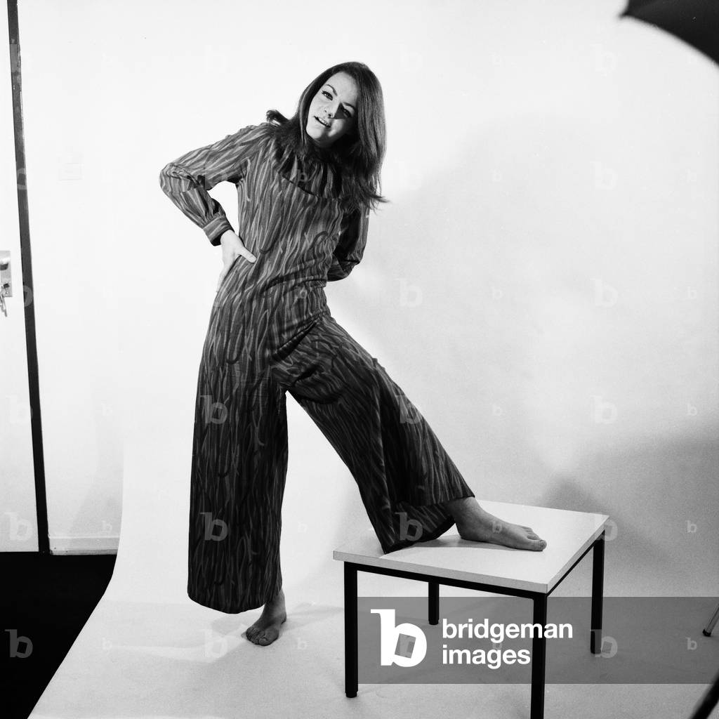 La stilista norvegese e londinese Kiki Byrne durante un servizio fotografico, Germania 1968