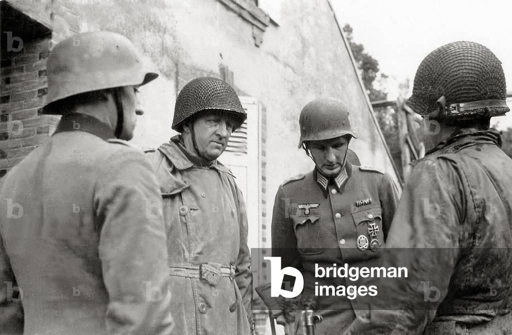 Immagine di Fotografia "Due prigionieri tedeschi con due ufficiali americani", 1944 di American Photographer