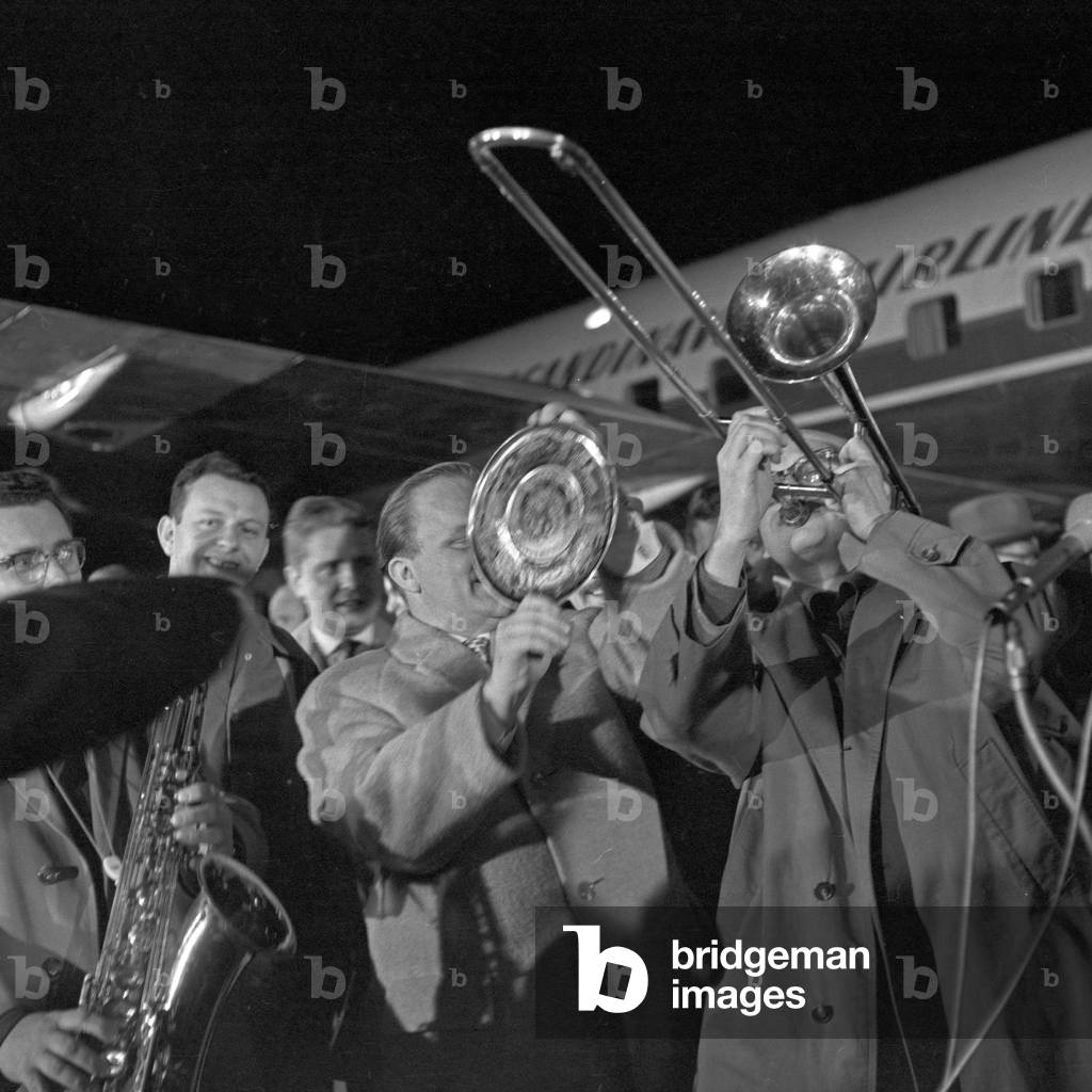 The Werner Mueller Orchestra arriving at Hamburg airport late in the evening, b/w